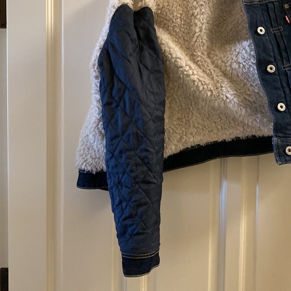 Levi’s denim, sherpa, quilted jacket. Size medium. - Picture 5 of 5
